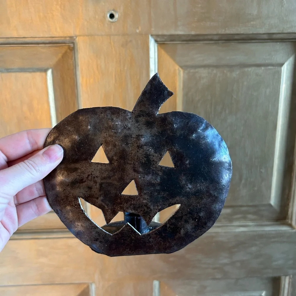 Halloween jack-o-lantern candlestick holder‎